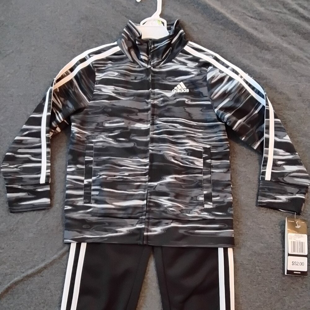Boys adidas Track Suit, black, Grey, and white, size 4t, nwt